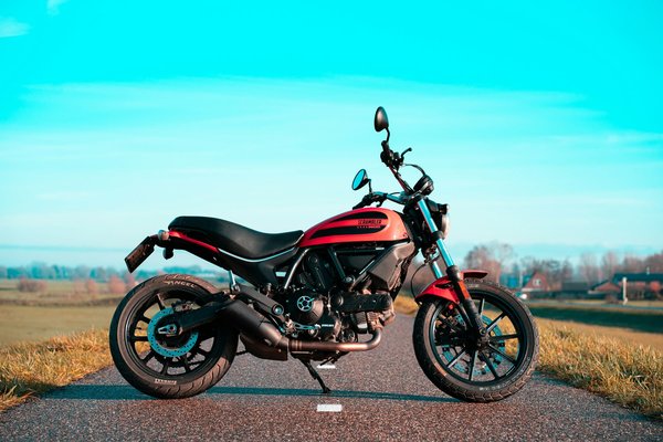Comment adapter une Ducati Scrambler pour une utilisation quotidienne en ville ?